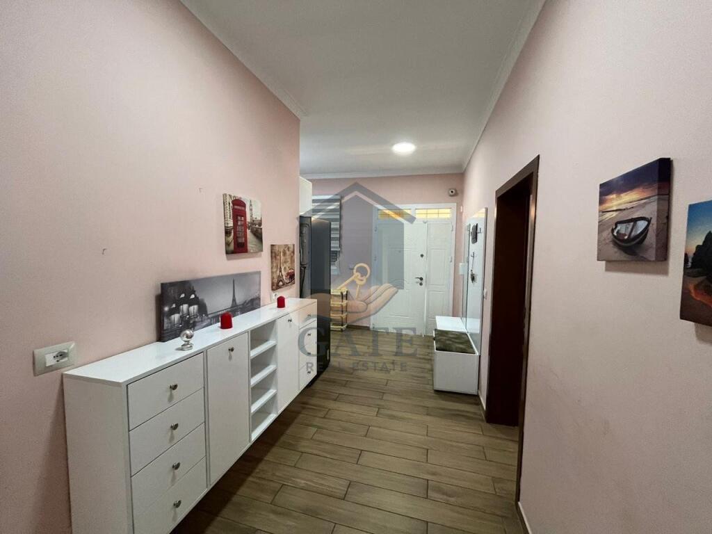 Jepet me qira apartament 2+1 në katin e dytë të një vile, Durrës (pranë Zjarrfikëses)