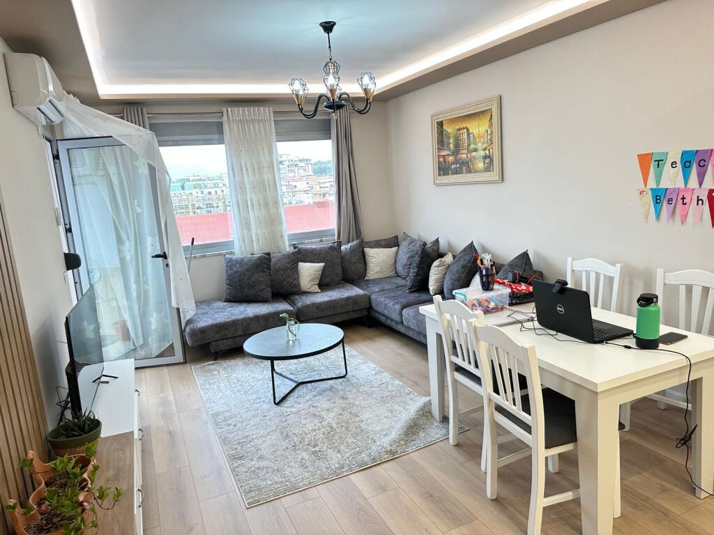 📣 QIRA Apartament 1+1 📍 Liqeni i Thatë, Tiranë 🏢 Kati i 3-të | Me ashensor ✨ Totalisht i mobiluar, i ri dhe shumë komod 💶 550 € / muaj