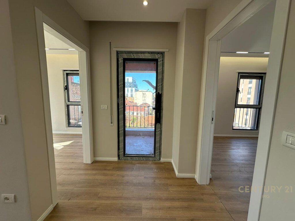 Shitet Apartament 2+1 tek Shkolla e Kuqe!
