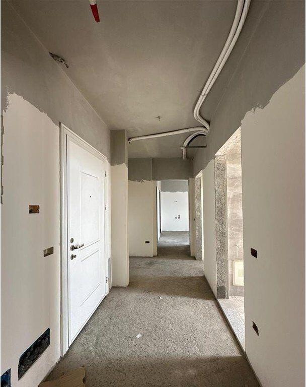 Esclusivo! Appartamento 3+1+2 con Ampia Veranda & Piscina Privata – Via 5 Maji, Tirana!