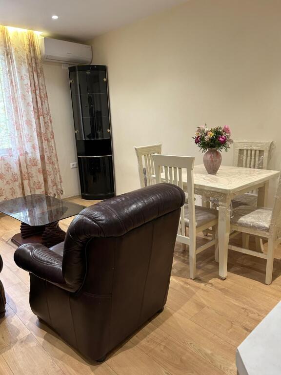 Apartament 2+1 per qira tek Bulevardi Bajram Curri.