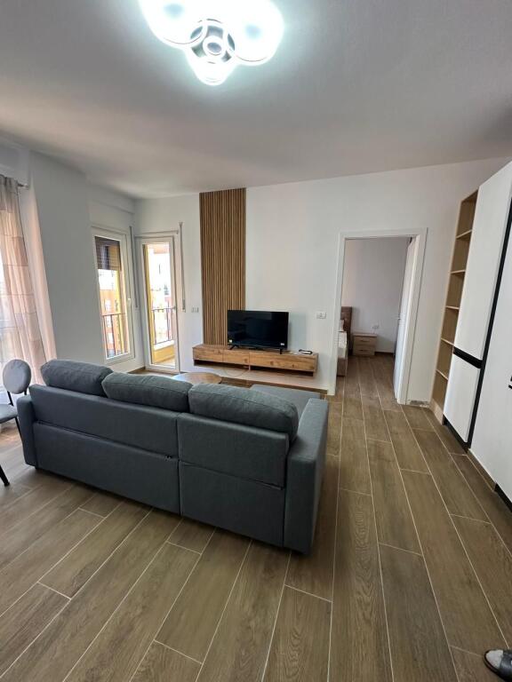 APARTAMENT 1+1+ PARKIM ME QIRA TEK SHKOLLA E KUQE