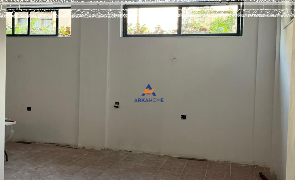 JEPET AMBIENT ME QERA 200M2 "KOMUNA E PARISIT" 150.000 LEKE