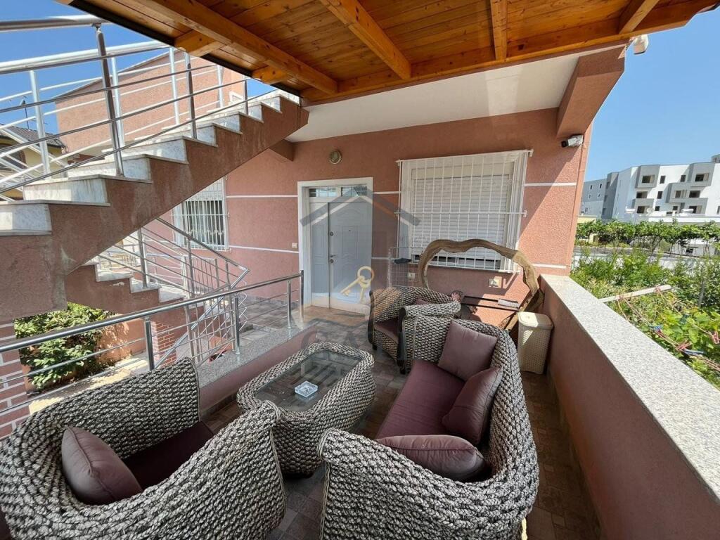 Jepet me qira apartament 2+1 në katin e dytë të një vile, Durrës (pranë Zjarrfikëses)