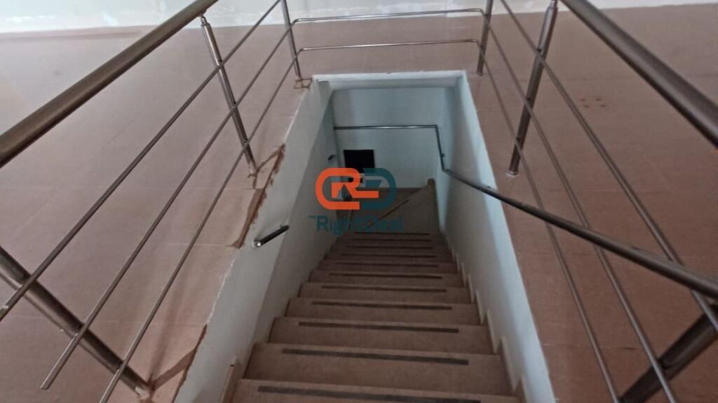 A Lapraka Vicino agli Edifici dell'Arabo, Vendesi Unità Commerciale con Pianta Regolare, Sulla Strada Principale!!