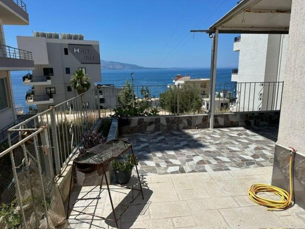 🏡 Appartamento 1+1 in vendita a Saranda con vista mozzafiato sul mare 🌊 e posto auto 🚗
