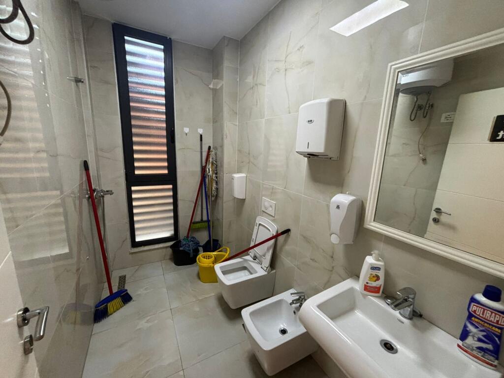 AMBIENT ZYRE ME QERA NE QENDER