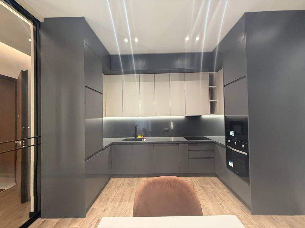 Apartament per qira 1+1+post parkimi i mobiluar, tek Kompleksi "Deliorgji"! 1,050 € /Muaj