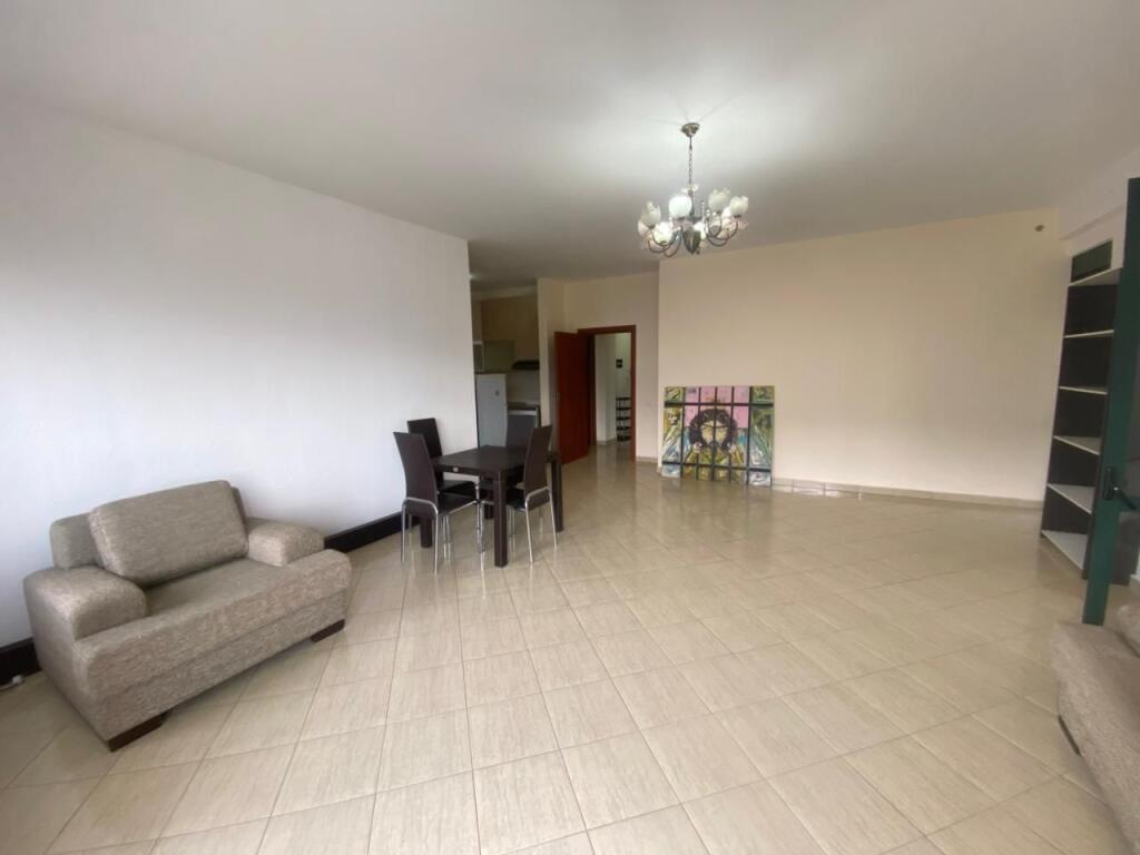 Jepet me qera 2+1 mobiluar afer bar Queen 500 eu