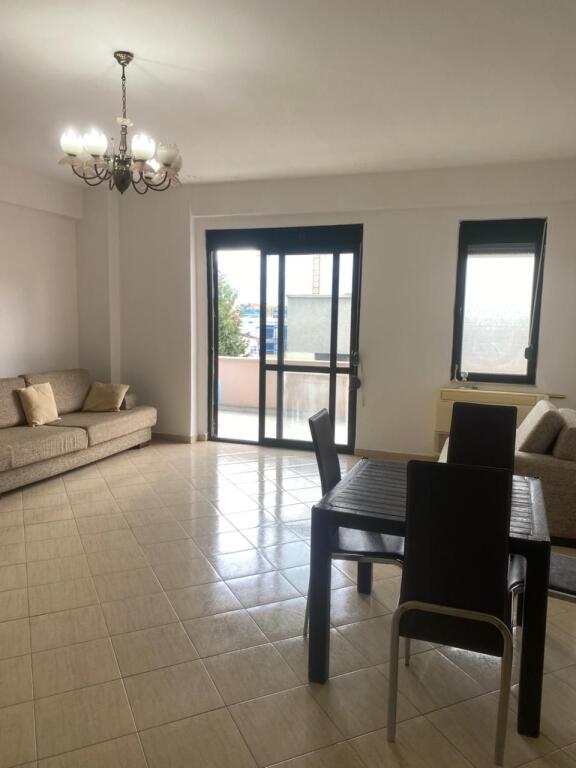 Jepet me qera 2+1 mobiluar afer bar Queen 500 eu