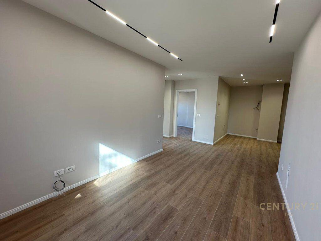 Shitet Apartament 2+1 tek Shkolla e Kuqe!
