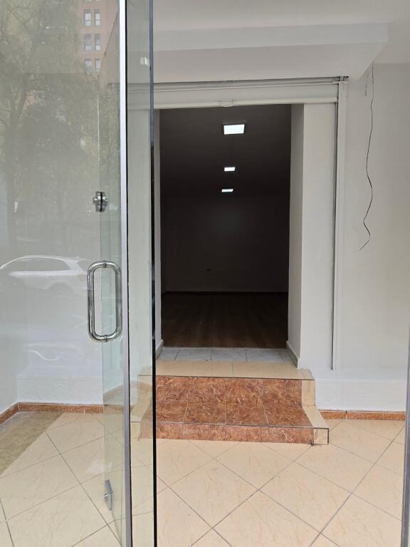 JEPET ME QIRA : AMBJENT BIZNESI / PRANE GJYKATES SE SHKALLES E PARE/TIRANE