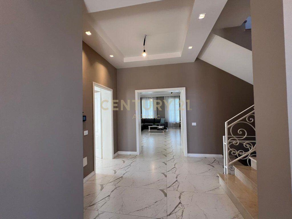 VILE UNIKE PER QERA NE SHIJAK TEK 4 RRUGET !