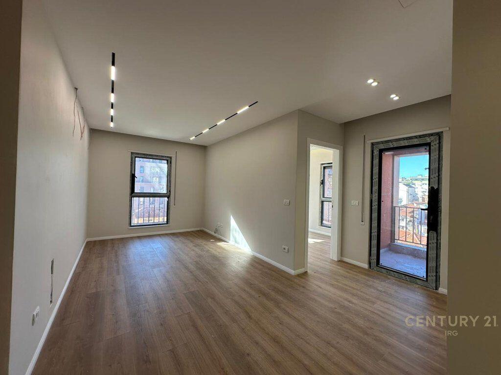 Shitet Apartament 2+1 tek Shkolla e Kuqe!
