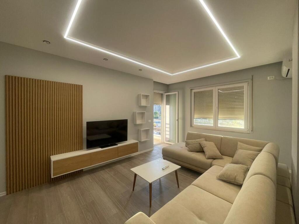 apartament me qira , Karl Gega