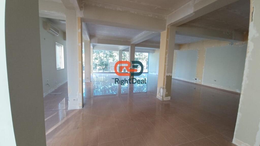 A Lapraka Vicino agli Edifici dell'Arabo, Vendesi Unità Commerciale con Pianta Regolare, Sulla Strada Principale!!