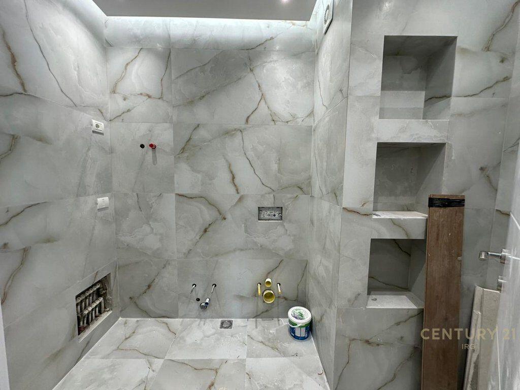 Shitet Apartament 2+1 tek Shkolla e Kuqe!
