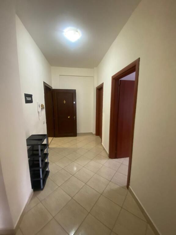 Jepet me qera 2+1 mobiluar afer bar Queen 500 eu