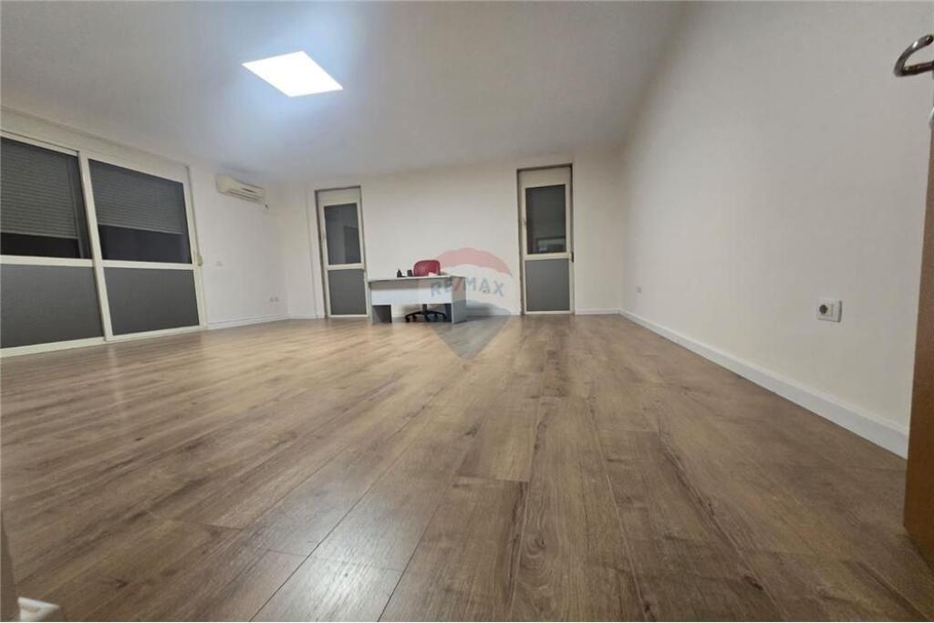 Ambient per zyra me qira tek Rruga e Kavajes,