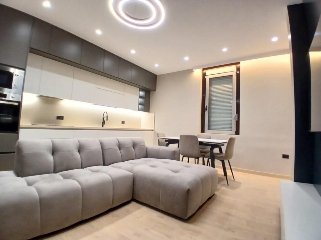 Jepet me qera  Apartment 3+1+2 tualete te Kodra e Diellit.