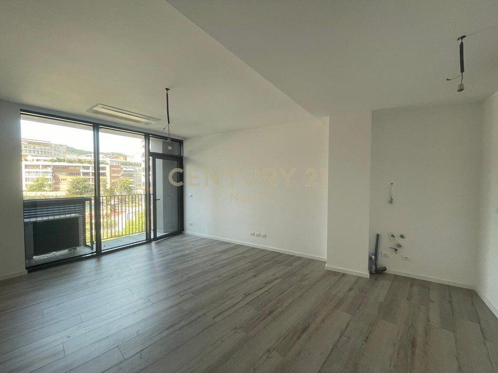 COMMERCIAL SPACE FOR RENT AT LAKE VIEW!