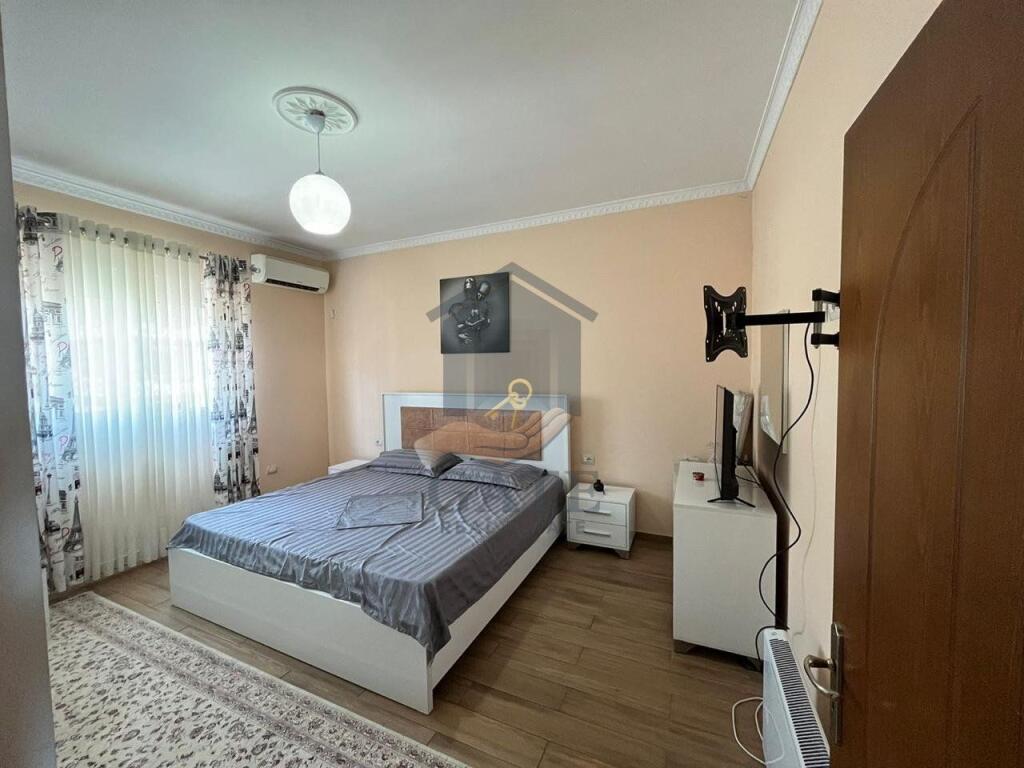 Jepet me qira apartament 2+1 në katin e dytë të një vile, Durrës (pranë Zjarrfikëses)