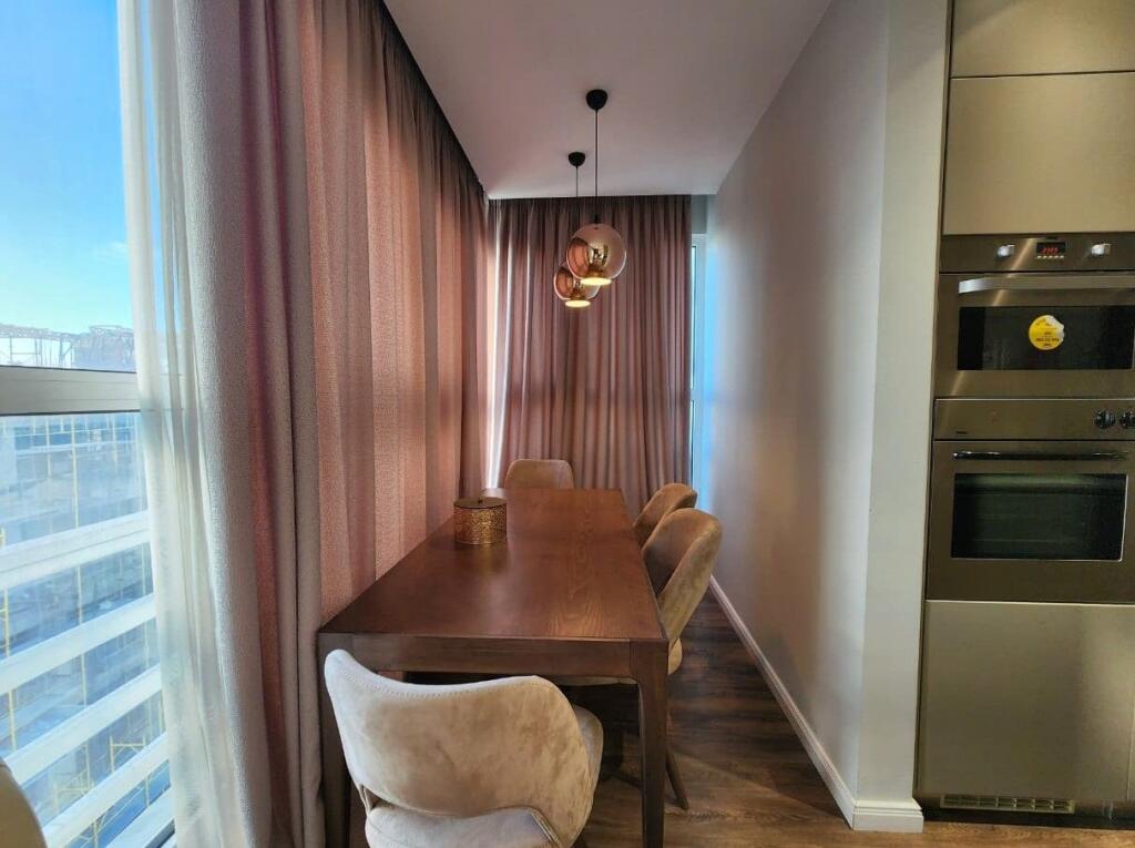 Affittasi appartamento 3+1+2 bagni, Centro (Via Bardhok Biba)
