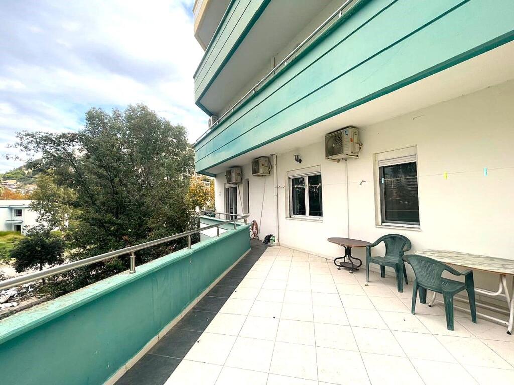 Apartament me tre dhoma me ballkon të madh në zonën LUNGOMARE