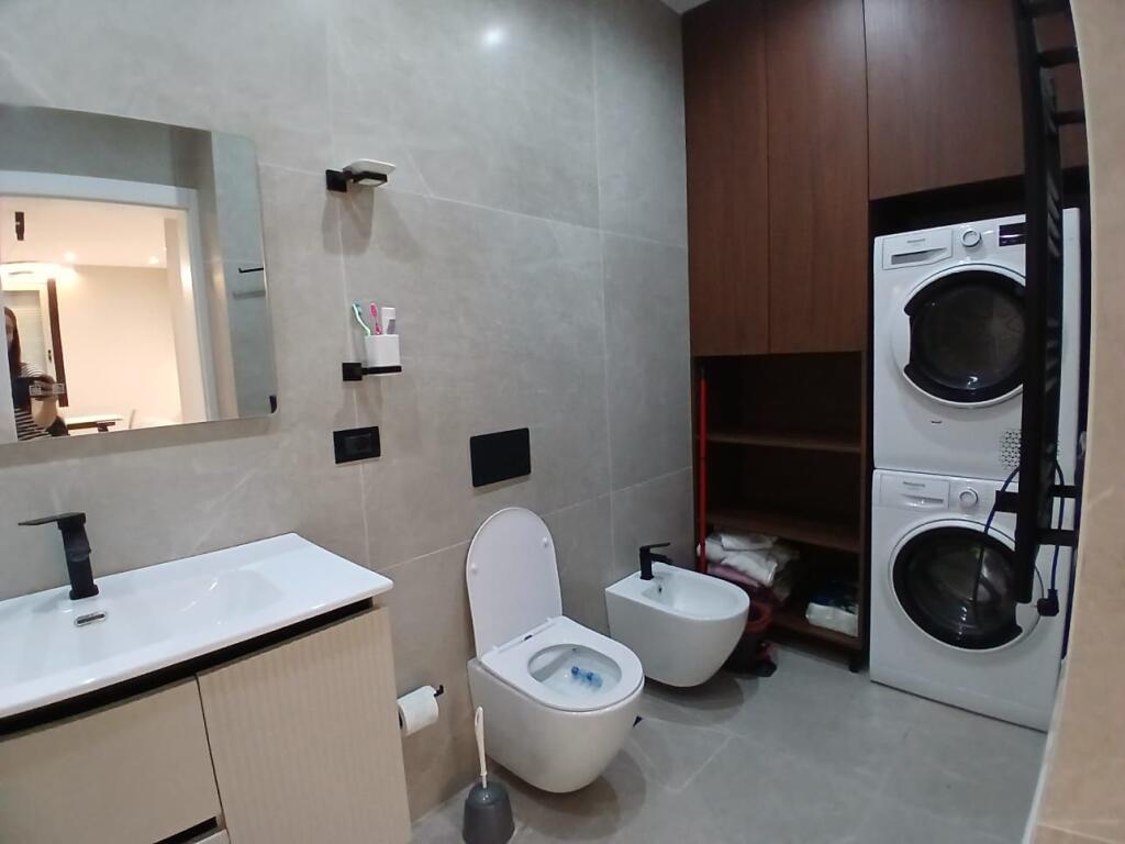 Jepet me qera  Apartment 3+1+2 tualete te Kodra e Diellit.