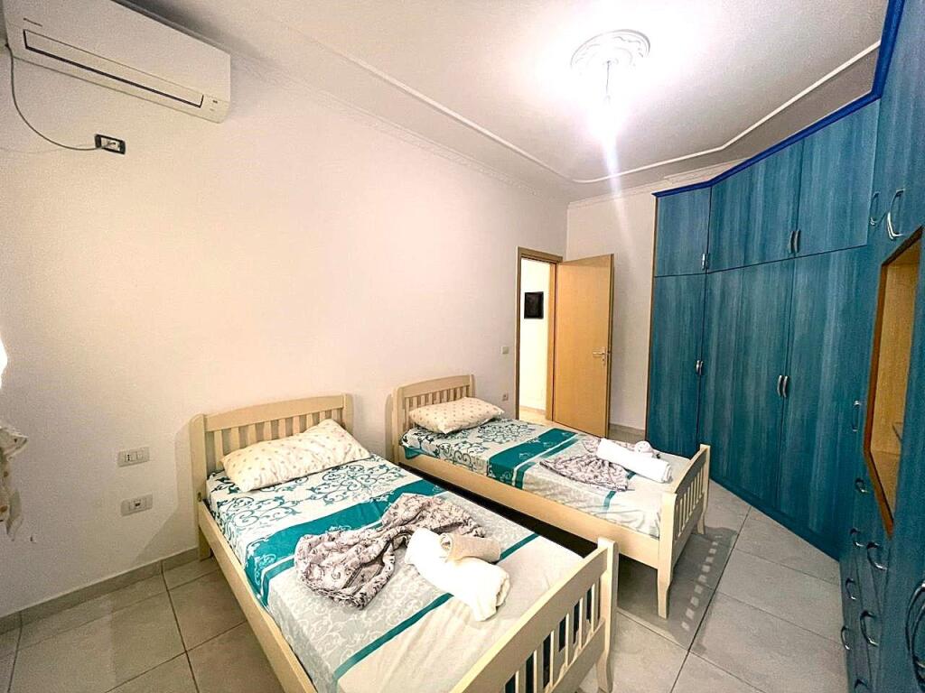 Apartament me tre dhoma me ballkon të madh në zonën LUNGOMARE