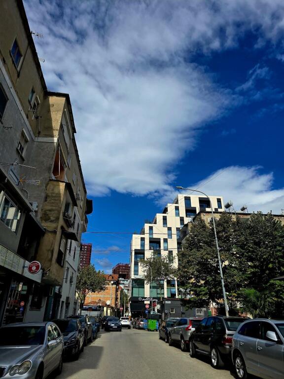 JEPET ME QIRA : AMBJENT BIZNESI / PRANE GJYKATES SE SHKALLES E PARE/TIRANE