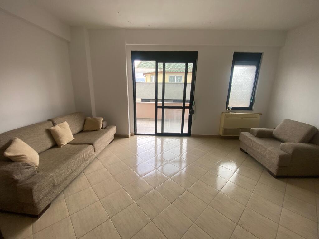 2+1,i mobiluar rruga hamdi sina liqeni i thate,cmimi 500 mije leke