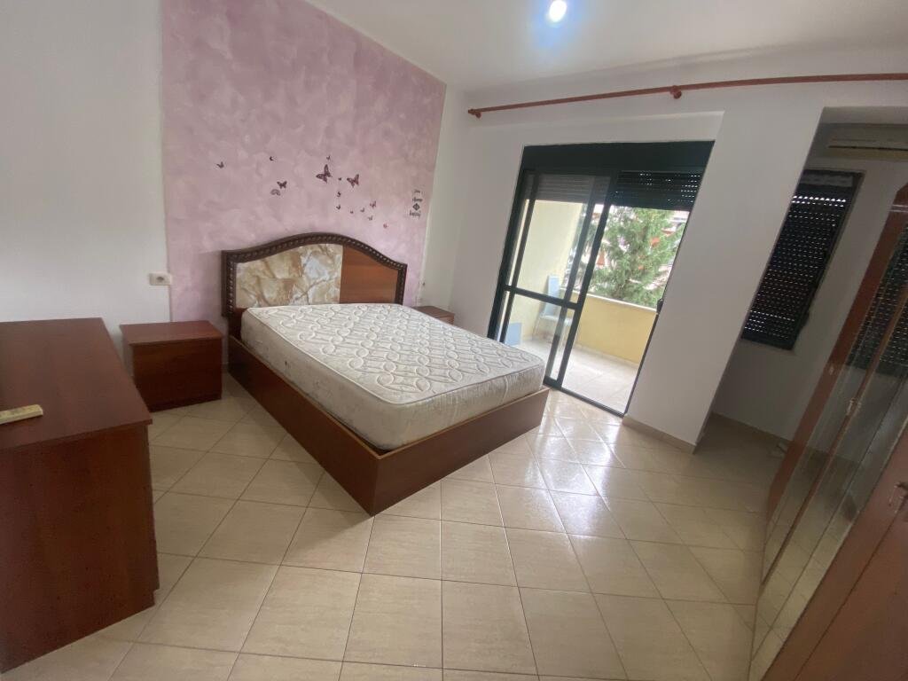 2+1,i mobiluar rruga hamdi sina liqeni i thate,cmimi 500 mije leke