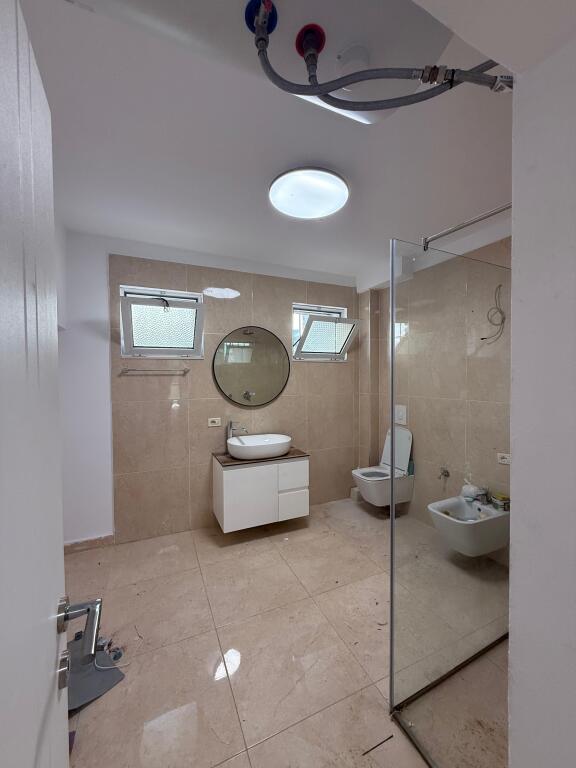 Zyrë - Për Qira NE BLLOK