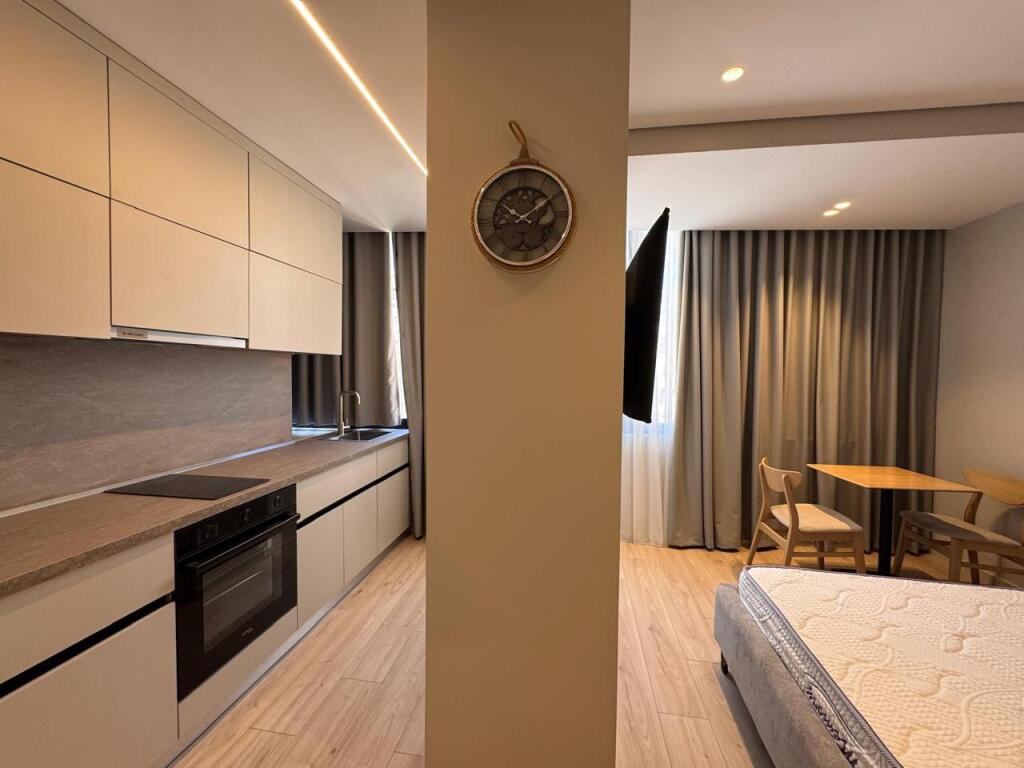 Jepen me qira 3 garsoniere te bollshme me ambjent Gatimi me vete secila