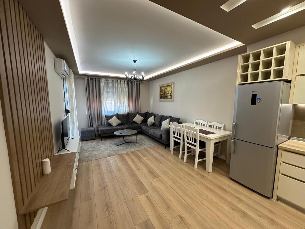 📣 QIRA Apartament 1+1 📍 Liqeni i Thatë, Tiranë 🏢 Kati i 3-të | Me ashensor ✨ Totalisht i mobiluar, i ri dhe shumë komod 💶 550 € / muaj