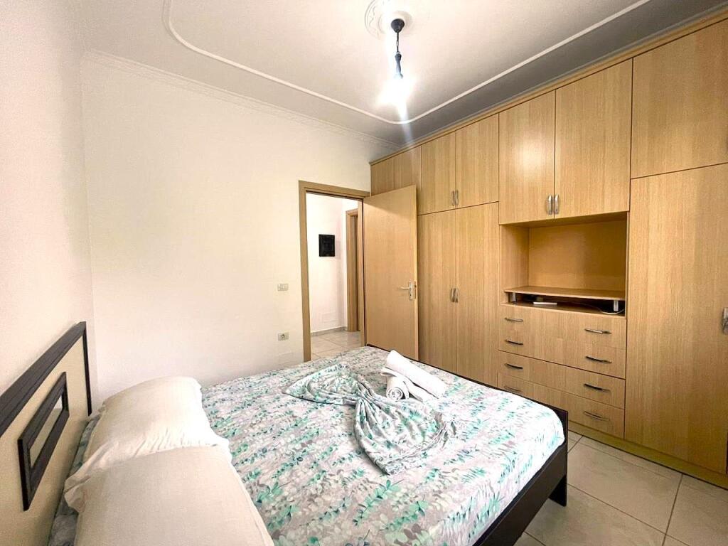 Apartament me tre dhoma me ballkon të madh në zonën LUNGOMARE