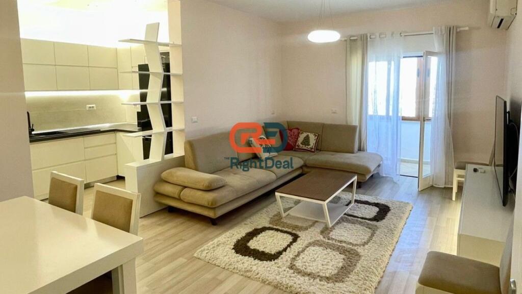 In Centro, Al 9° Piano, Appartamento 2+1+2 In Affitto Investito Con Vista Super !