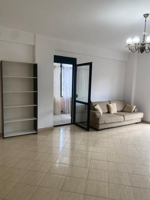 Jepet me qera 2+1 mobiluar afer bar Queen 500 eu