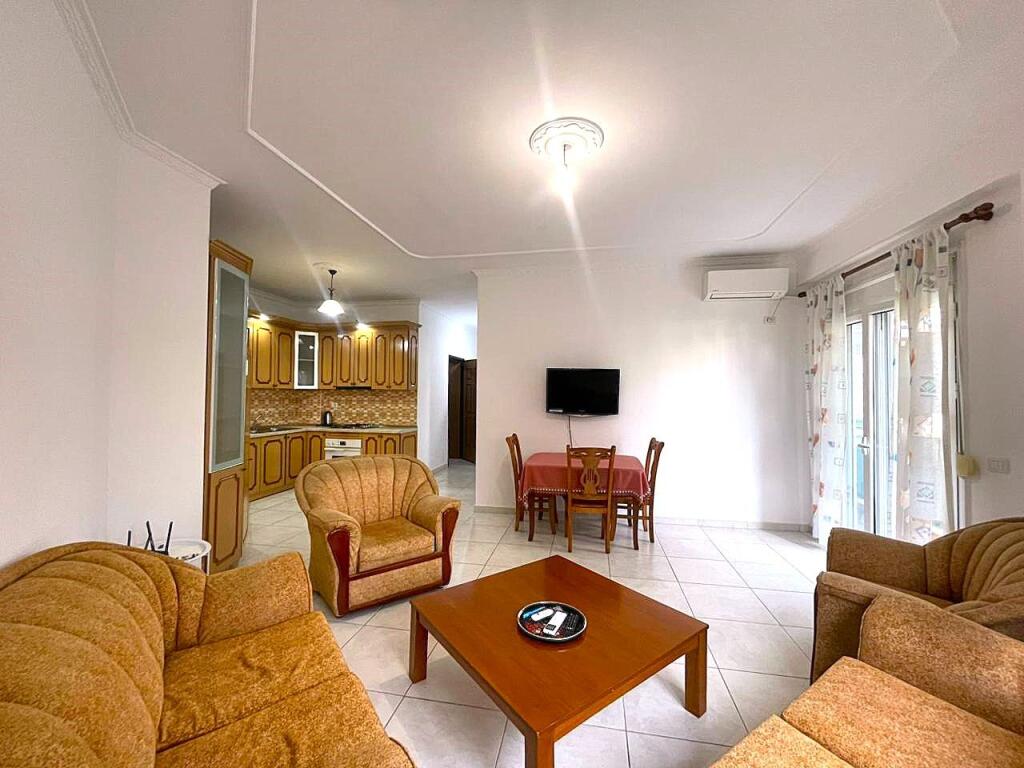 Apartament me tre dhoma me ballkon të madh në zonën LUNGOMARE