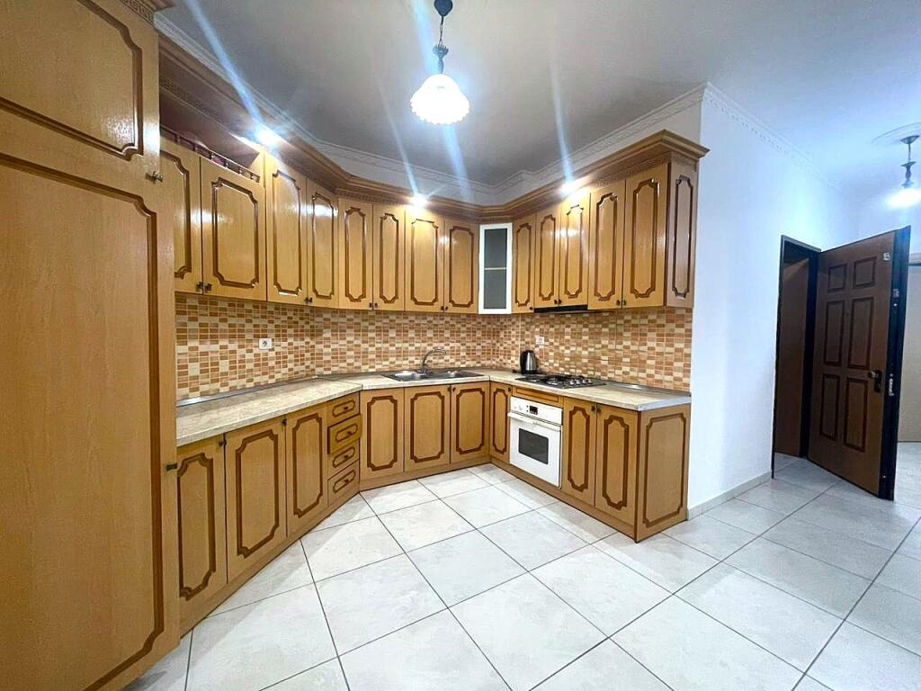 Apartament me tre dhoma me ballkon të madh në zonën LUNGOMARE