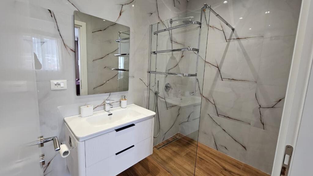 Apartament per qira 2+1 tek Rruga Mine Peza