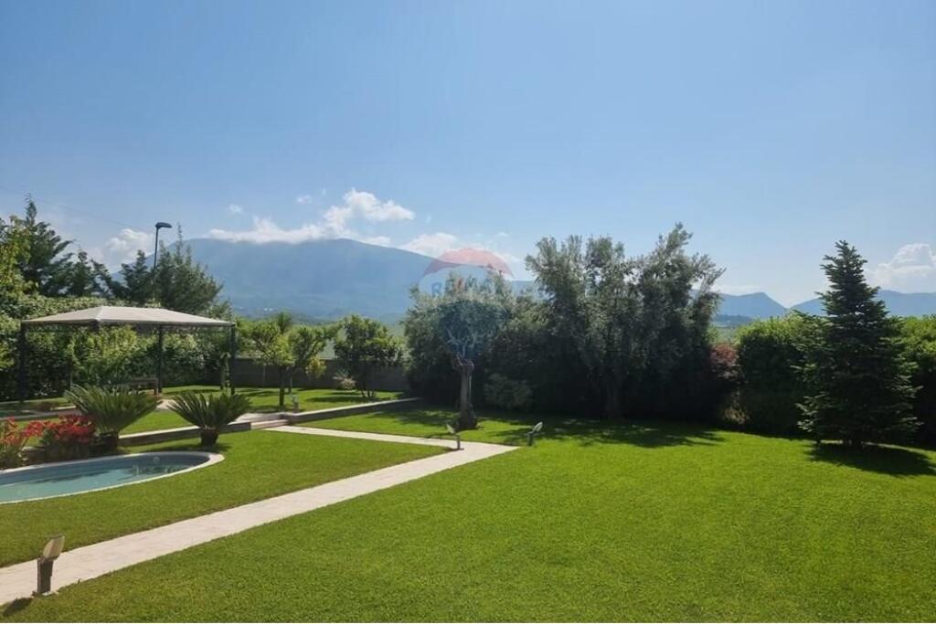 Villa di Lusso in Vendita a Farkë In Una delle Residenze Migliori della Zona