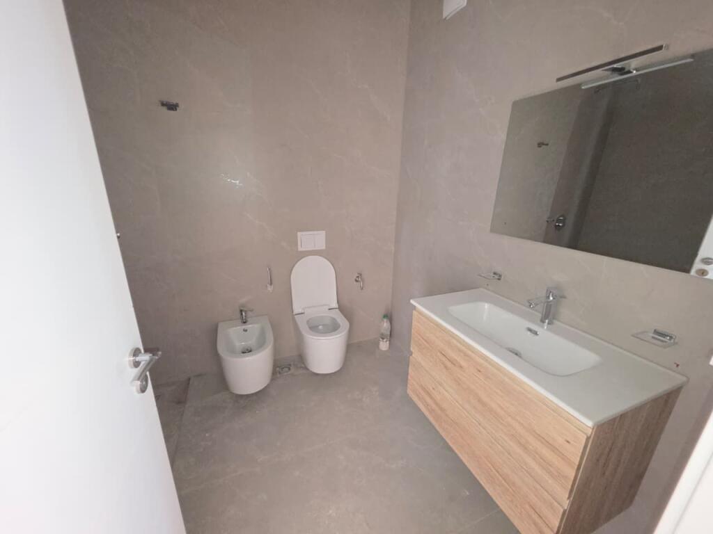 AFFITTASI 2+1 CON 2 BAGNI+POSTO AUTO PER UFFICIO. COMUNE DI PARIGI.