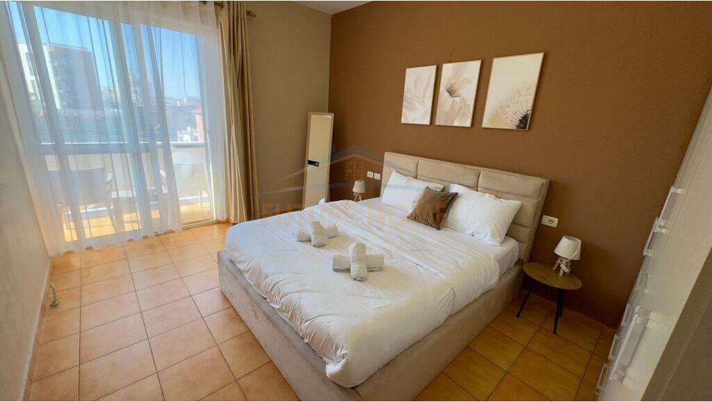 Shitet Apartament 1+1+Post Parkimi, Rruga e Barrikadave