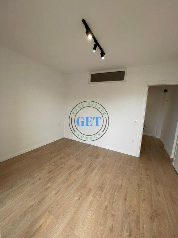 Disponiamo in vendita un Appartamento 1+1 vicino alla Scuola "Bajram Curri" sulla Spiaggia.