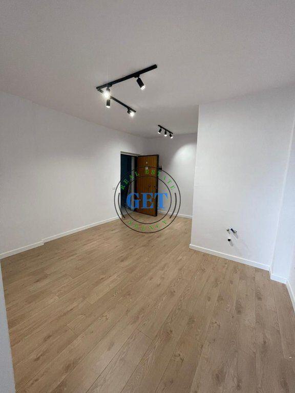 Disponiamo in vendita un Appartamento 1+1 vicino alla Scuola "Bajram Curri" sulla Spiaggia.