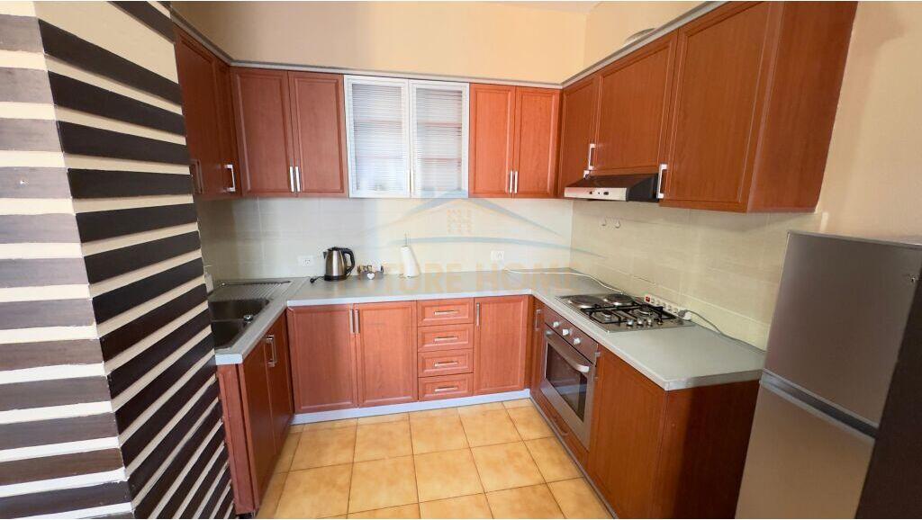 Shitet Apartament 1+1+Post Parkimi, Rruga e Barrikadave