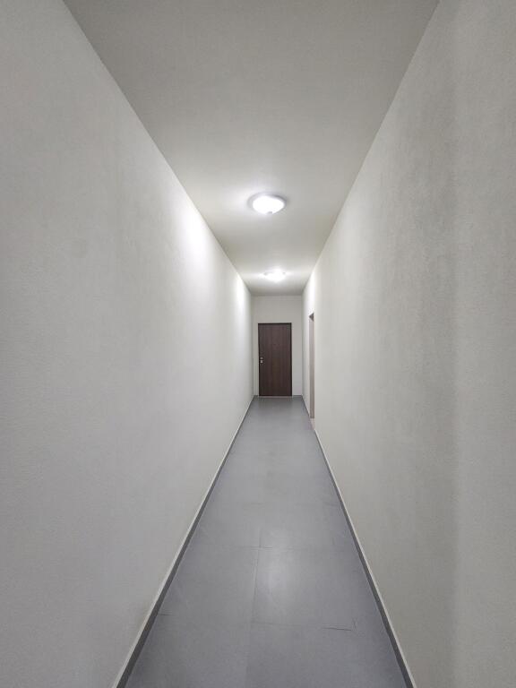 AFFITTASI 2+1 CON 2 BAGNI+POSTO AUTO PER UFFICIO. COMUNE DI PARIGI.