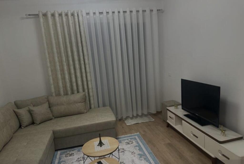 Apartamwnt 2+1 me qira tek Univers City!